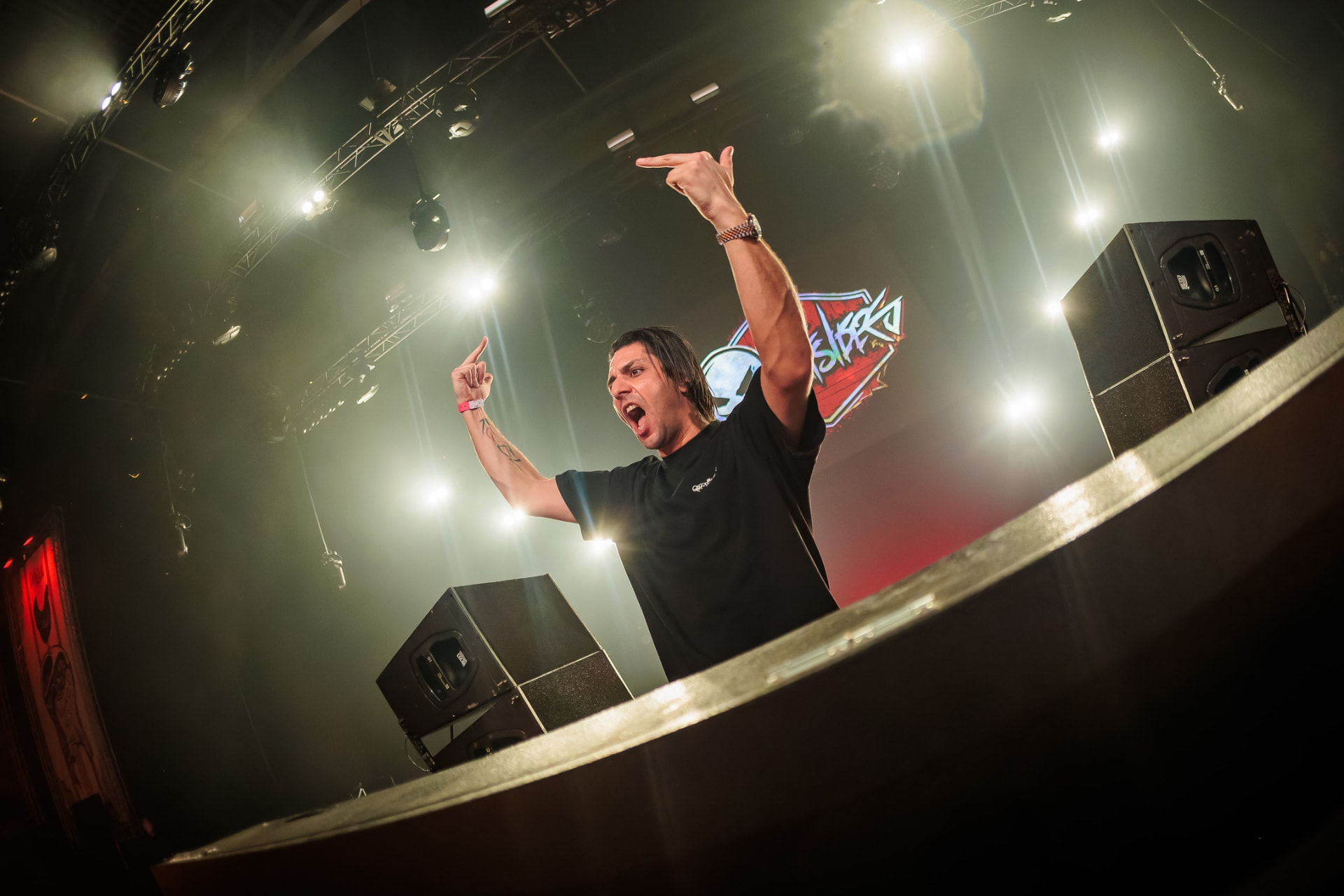 DJ met armen omhoog